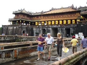 Khách du lịch thăm quan di tích Ngọ Môn-Huế. (Ảnh: Quốc Việt/Vietnam+)