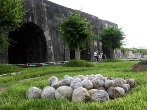 Di tích Thành nhà Hồ. (Ảnh: Anh Tuấn/TTXVN)