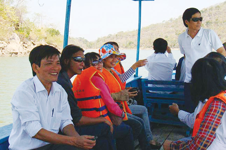 Du khách tham quan hồ Ayun Hạ