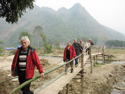 Du khách nước ngoài hào hứng thăm bản làng ở Bắc Hà.           Ảnh: Viết Vinh