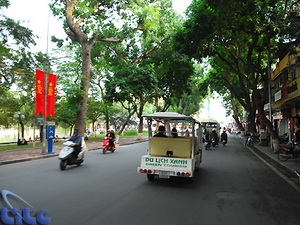 Tour du lịch khám phá phố cổ Hà Nội bằng xe điện. (Nguồn: cholontourist.com.vn)