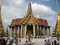 Thái Lan là địa điểm được nhiều du khách Việt yêu thích vì giá tour mềm, người dân thân thiện, cảnh quan thiên nhiên đẹp, ẩm thực hấp dẫn, và hàng hóa đa dạng giá rẻ.