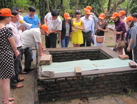 Đoàn Famtrip Tây Nguyên tham quan giếng cổ Chămpa (giếng vuông) ở chùa Thập Tháp.