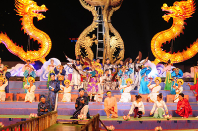 Du khách đến Thừa Thiên-Huế tăng mạnh trong dịp Festival Huế 2012. - Ảnh: VGP/Thế Phong