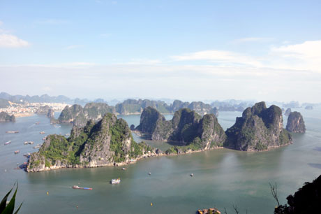 Vịnh Hạ Long nhìn từ núi Bài Thơ.