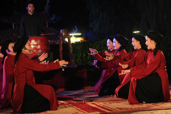 Đến với chương trình Vui xuân Nhâm Thìn tại Bảo tàng Dân tộc học, du khách sẽ có cơ hội được thưởng thức các tiết mục hát Xoan. Ảnh: TD