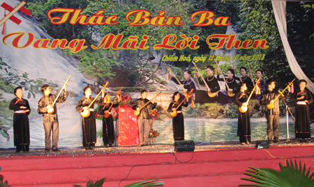 ột tiết mục hát Then tại Liên hoan hát Then, tính tẩu huyện Chiêm Hóa lần thứ nhất năm 2013