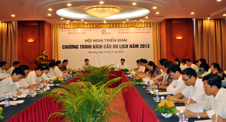Quang cảnh hội nghị triển khai chương trình kích cầu du lịch năm 2013.