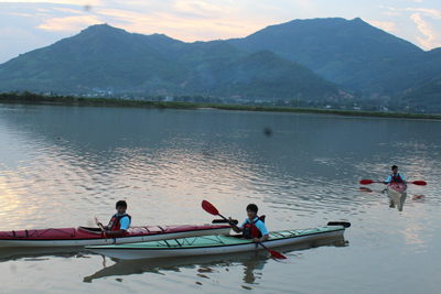 Chèo thuyền tại Khu du lịch Làng Tre.