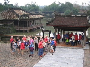 Khách du lịch tham quan lăng Tự Đức. (Ảnh: Quốc Việt/Vietnam+)