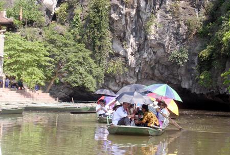 Khách du lịch tham quan trên sông Sào Khê.