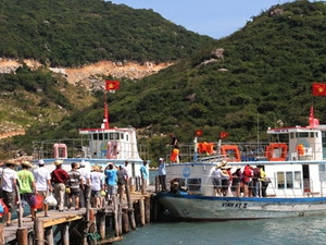 Khách du lịch tham quan vịnh Vĩnh Hy (Nguồn: baoninhthuan.com.vn)