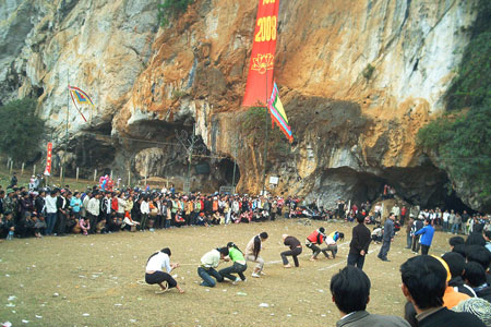Thi kéo co tại Lễ hội Hang Bua. Ảnh: Trần Ngọc Lan