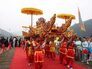 Nghi lễ rước tại Lễ khai hội. (Ảnh: Minh Quyết/TTXVN)