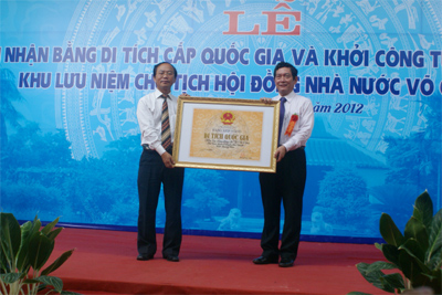 Đại biện Bộ văn hóa-Thể thao và Du lịch trao bằng di tích cho lãnh đạo UBND tỉnh Quảng Nam.
