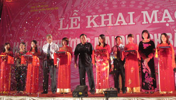 Các đại biểu cắt băng khai mạc Hội chợ thương mại và du lịch Bắc Kạn năm 2011.