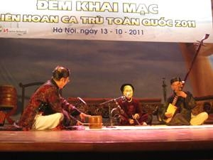 Một tiết mục ca trù chào mừng trong đêm khai mạc. (Ảnh: Thiên Linh/ Vietnam+)