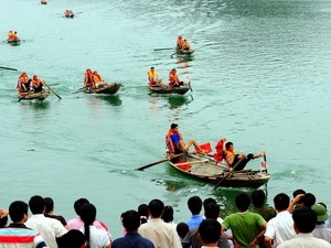 Quang cảnh cuộc đua trong khuôn khổ Lễ hội “ khám phá Thác Bà – 2009.” (Ảnh: Thanh Hà/TTXVN)