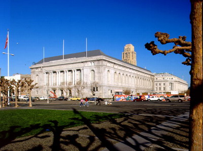 Trong tiết thu êm dịu, nắng San Francisco vàng ngọt lướt nhẹ trên tán lá...