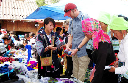 Du khách quốc tế đến chợ phiên Mường Hum. Ảnh: Thanh Cường