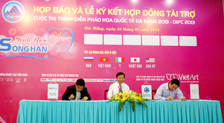 Các nhà tài trợ ký kết tài trợ cho chương trình pháo hoa