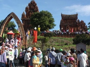 Quang cảnh đồng bào dân tộc Chăm lên các tháp cổ dự lễ. (Ảnh: Đức Ánh/TTXVN)