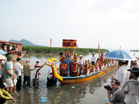 Đua thuyền trong lễ hội Quan Lạn 