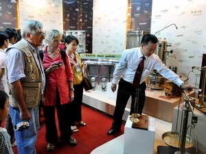 Khách tham quan một gian hàng tại Lễ hội Càphê Buôn Ma Thuột 2011. (Ảnh: Thanh Hà/TTXVN)