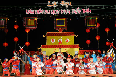 Chương trình sân khấu hóa trong Lễ hội Dinh Thầy Thím. Ảnh: Ngọc Lân
