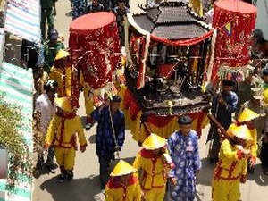 Đoàn rước Nghinh Ông về Miếu Hải Thần. (Ảnh: Mạnh Linh/TTXVN)