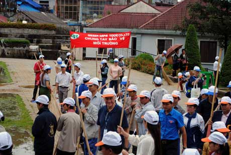 Người dân và du khách tham gia Chiến dịch bảo vệ môi trường du lịch tại Sa Pa.