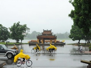 Xứ Huế vẫn đẹp và nên thơ trong những cơn mưa. (Nguồn: svhttdl.hue.gov.vn)