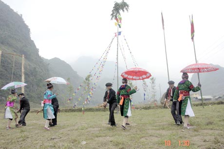 Múa khèn trong ngày hội.