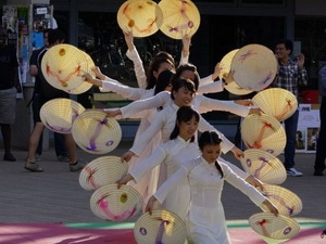 Tiết mục “Múa nón” do các bạn du học sinh tại Canberra trình diễn. (Ảnh: Linh Sơn/Vietnam+)