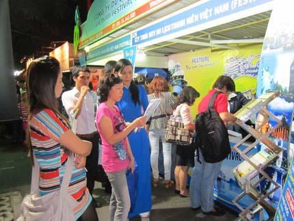 Du khách tham quan gian hàng tại Ngày hội du lịch Thành phố năm 2012 (nguồn: nhandandientu)