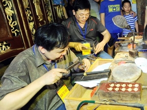 Các nghệ nhân trình diễn kỹ năng nghề nghiệp tại hội nghề. (Ảnh:Minh Đức/TTXVN)