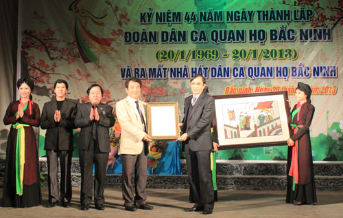 Giám đốc Sở Văn hóa – Thể thao và Du lịch trao quyết định thành lập cho Nhà hát Dân ca Quan họ Bắc Ninh.