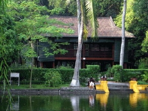 Anhr minh họa: Nhà sàn Bác Hồ trong Phủ Chủ tịch.