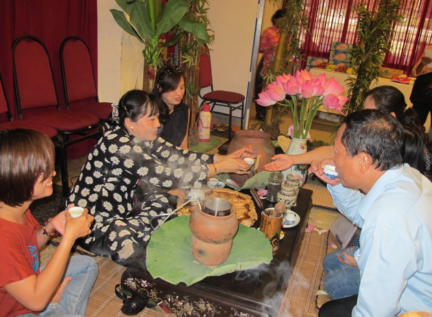 Du khách được thưởng thức trà đạo của Nhật Bản tại Ngày hội. (Ảnh: Hoàng Anh Tuấn/Vietnam+)
