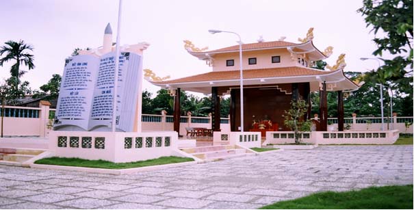 Mộ nhà thơ yêu nước Phan Văn Trị tọa lạc trên lộ Vòng Cung