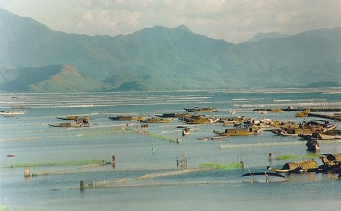 Làng chài trên phá Tam Giang.