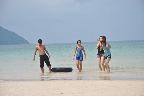 Khách du lịch đến tham quan, nghỉ mát tại khu du lịch Bãi Dài, Vân Đồn.