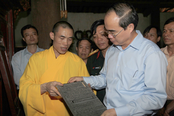 Phó Thủ tướng Nguyễn Thiện Nhân xem xét mộc bản kinh Phật trong lần đến thăm chùa Vĩnh Nghiêm - Ảnh: VGP/Từ Lương