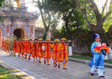 Lễ rước cây nêu vào Thế miếu.     