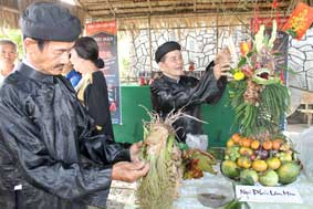 Trình diễn trưng bày mâm ngũ quả, bình hoa ngày Tết tại chương trình “Sắc xuân miệt vườn”.