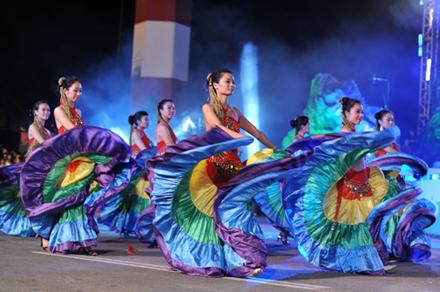 Một tiết mục biểu diễn trên đường phố tại lễ hội Ca-na-van Hạ Long, hưởng ứng Năm Du lịch quốc gia. 