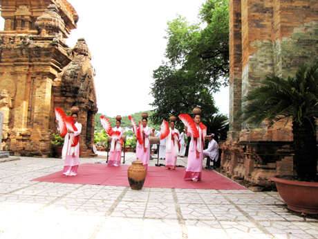 Vũ điệu Chăm bên tháp cổ Ponagar.