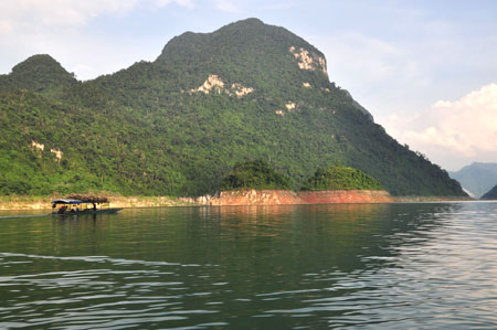 Du lịch sinh thái vùng lòng hồ thủy điện Nà Hang rất được du khách nước ngoài ưa thích. Ảnh: Dương Thanh