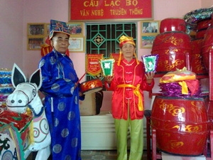 Các thành viên Câu lạc bộ Văn hóa dân gian xã Nhân Trạch biểu diễn. (Nguồn: Báo Giáo dục và Thời đại)
