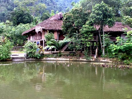 Những ngôi nhà sàn truyền thống ở thôn Chang.